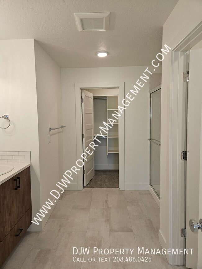 Building Photo - 1199 N Webb Wy