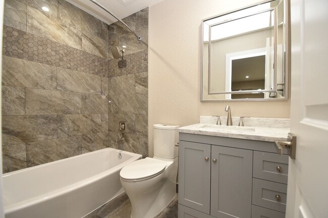 Building Photo - Stunning 2-Bedroom, 2-Bathroom Condo Located at The Lakes!