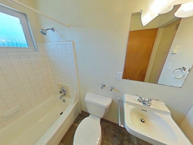 Building Photo - 2 Bedroom Apartment ~ Close to Campus ~ Ca...