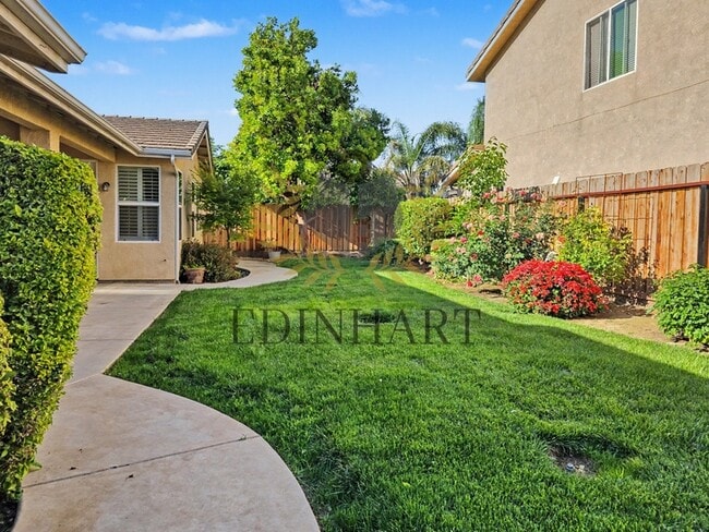 Building Photo - 818 S Apple Ave