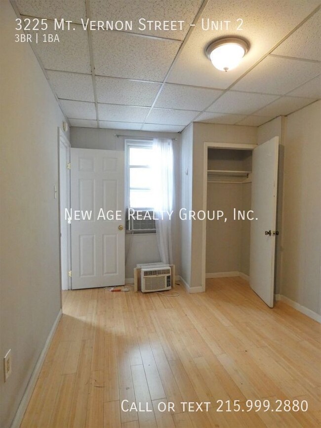 Building Photo - Spacious bi-level apartment available!