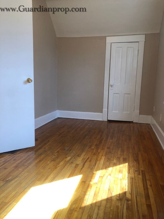 Building Photo - North Minneapolis Single Family Home, Hardwood Floors, Washer/Dryer,