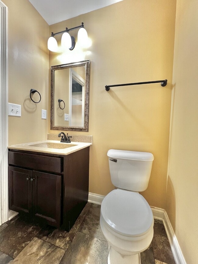 Building Photo - Charming 3BR/2.5BA Home in Clarksville! PE...