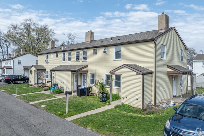 Building Photo - Warminster Heights