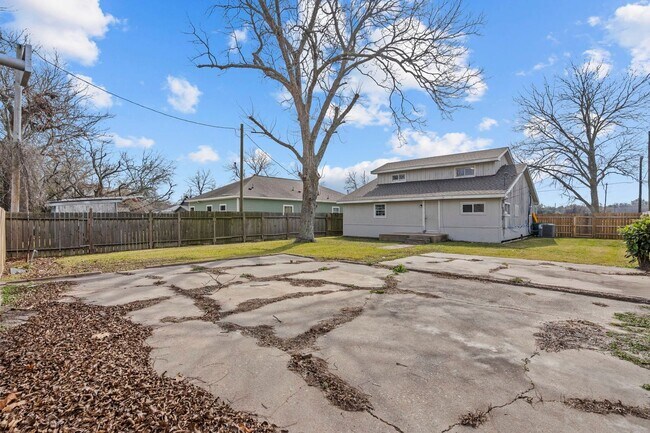 Building Photo - Charming 4-Bedroom, 2-Bath Home in Lamarque, TX