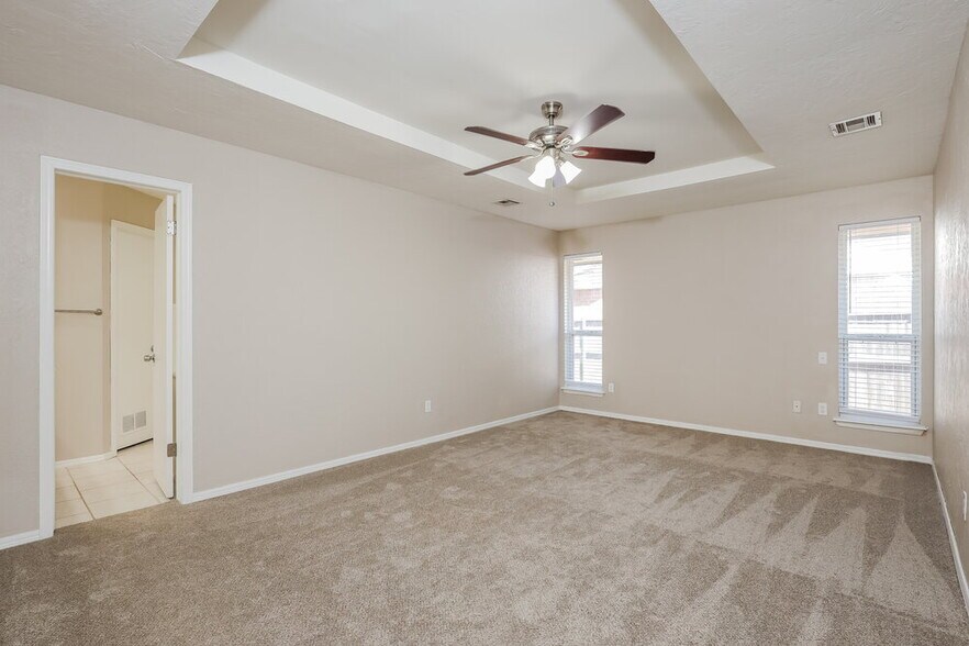 Building Photo - 10117 S Land Ave