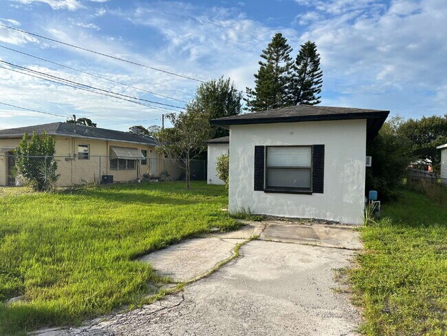 Building Photo - "Charming 3-Bedroom Home in St. Petersburg with Spacious 1,199 Sq Ft Layout!"