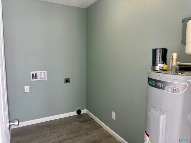 Building Photo - 3111 Hale Dr SW