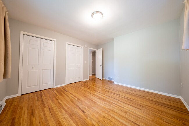 Building Photo - 3800 Fernbrook Ln N