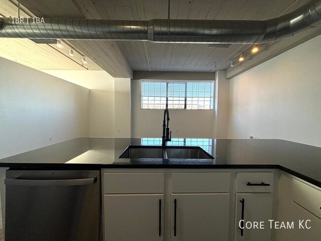 Building Photo - Large 1 Bedroom Loft Downtown