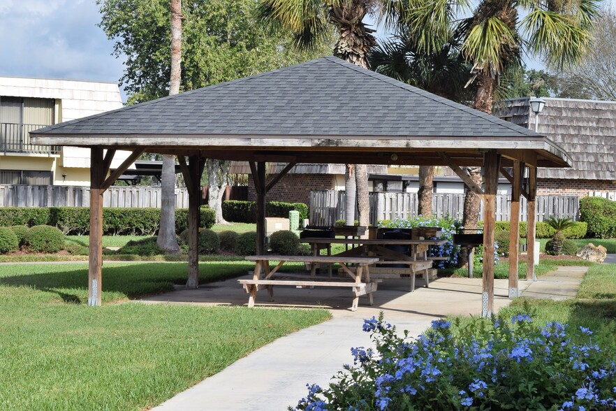 Building Photo - 915 Willow Dr