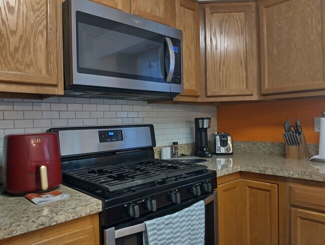 Building Photo - Spacious 2bd/2ba in Williamsburg