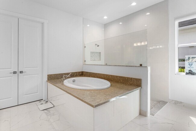 Building Photo - 9256 Crestview Cir