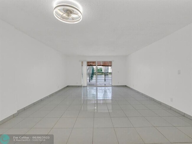 Building Photo - 121 SE 3rd Ave