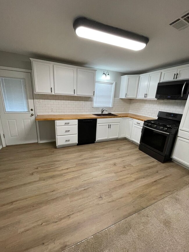 Building Photo - Central Bossier Beauty!