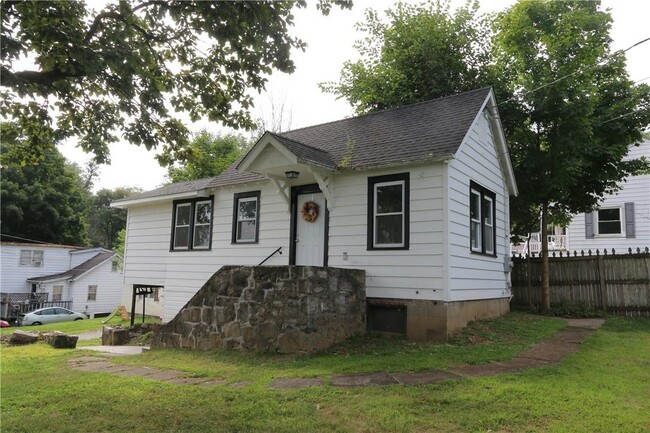 Building Photo - 348 Center Dr