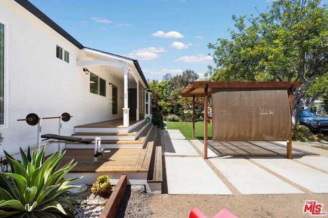 Building Photo - 2559 Colby Ave