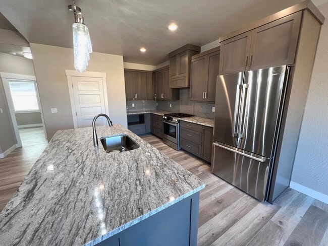 Building Photo - 3021 NW Mount Thielsen Dr