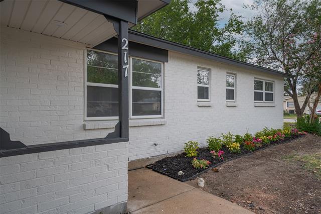 Building Photo - 217 Palomino Dr