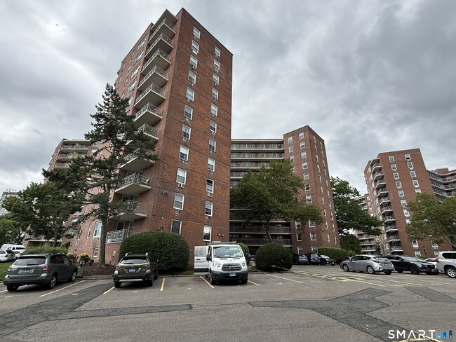 Building Photo - 71 Strawberry Hill Ave
