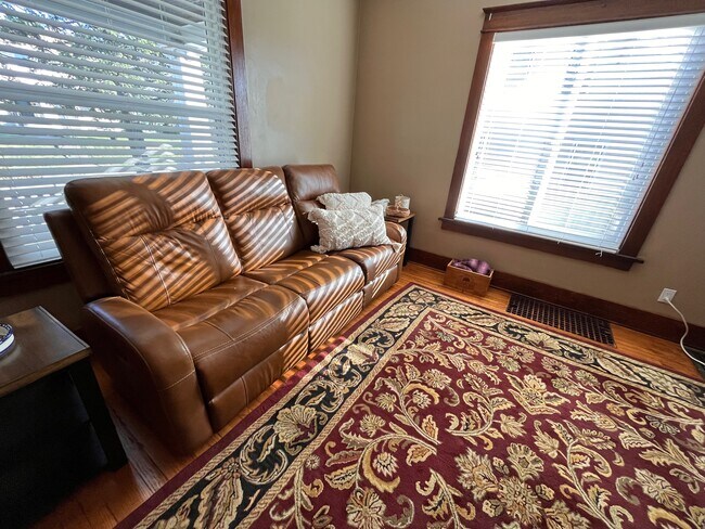 Building Photo - 2608 Leclaire St