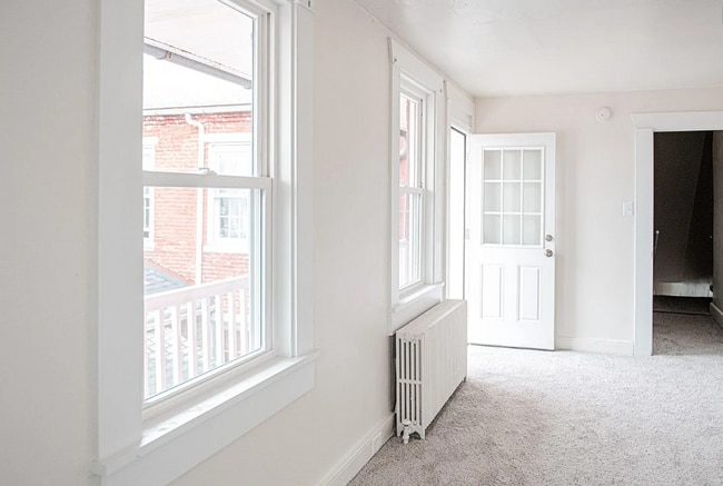 Building Photo - 4 Bedroom 1 Bathroom Rowhome in Lancaster!