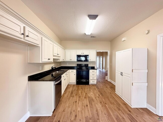 Building Photo - 200 Vining Way