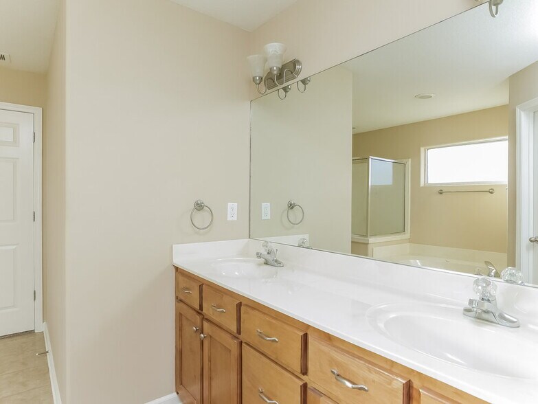 Building Photo - 35 Willow Crest Dr