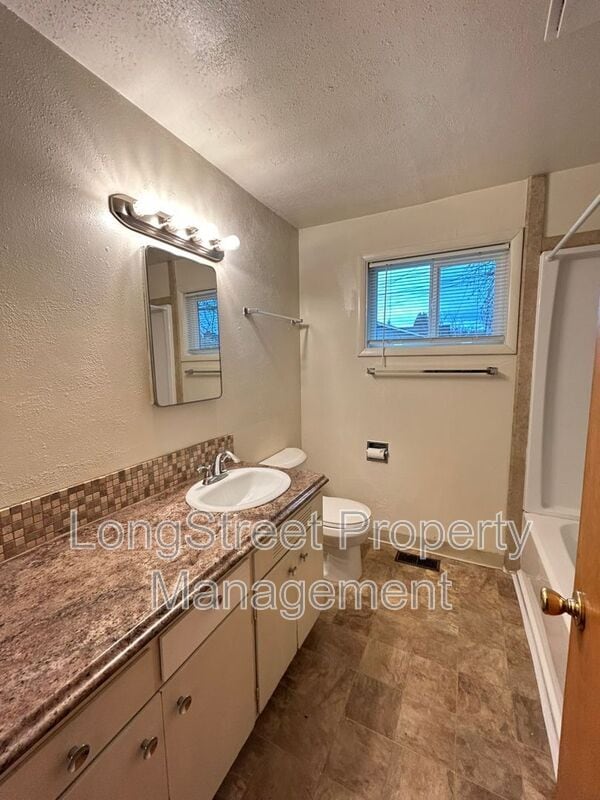 Building Photo - 1930 NW Kings Blvd