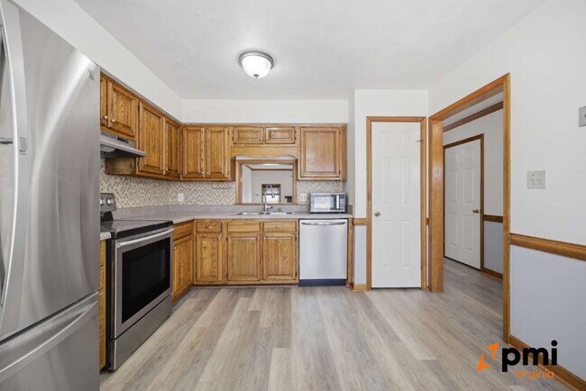 Building Photo - UPDATED 3 BEDROOM 2.5 BATH, FENCED YARD PETS ALLOWED
