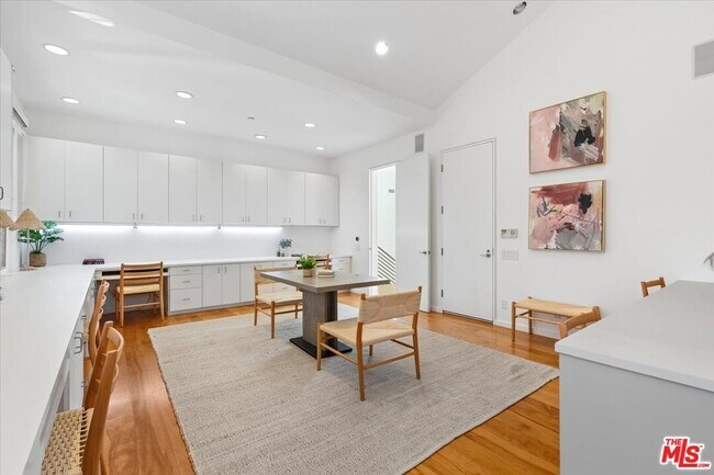 Building Photo - 211 S Valley St