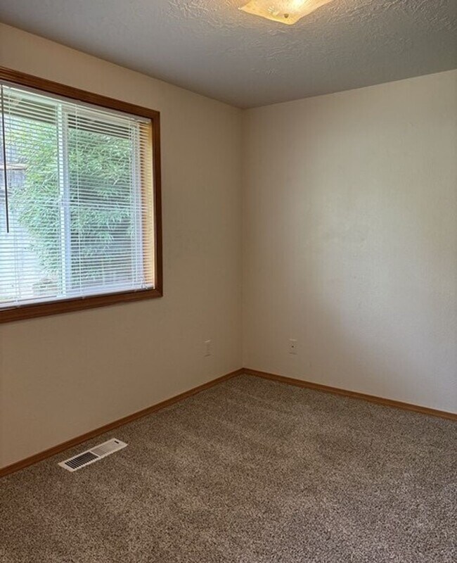 Building Photo - 3Bd/2Ba Single Story Home - Available to View!