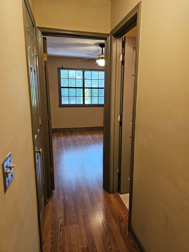 Building Photo - 472A Brendalwood Dr