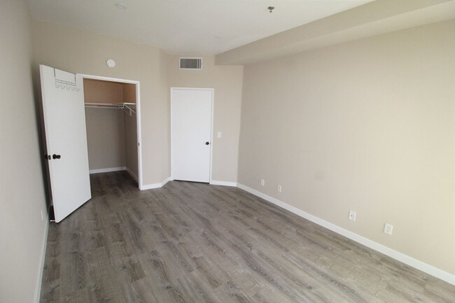 Building Photo - Remodeled Condo in Central Oxnard Gated Community!
