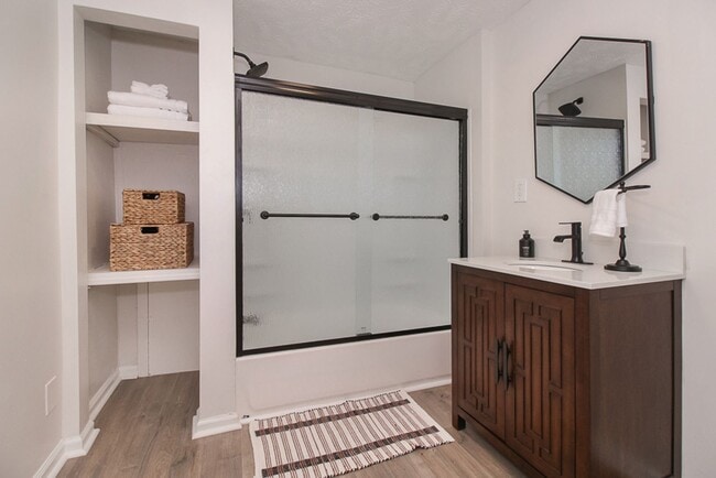 Building Photo - 3 bedroom 3 bathroom Single Family Home