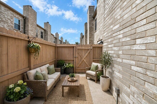 Building Photo - 3218 Holly Hall St