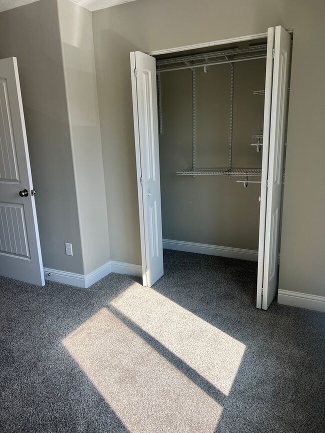 Building Photo - Newly Remodeled Townhome