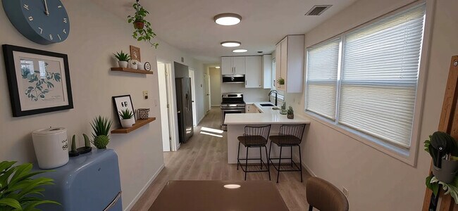 Building Photo - 445 W 37th St