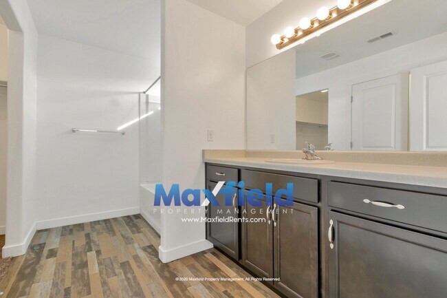 Building Photo - Beautiful Townhouse in Draper - 3 BD 2.5 BA 2 GA - 2250 Square Feet