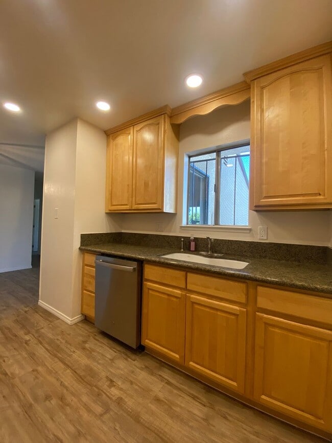 Building Photo - Rancho Cucamonga Two Bedroom Condo