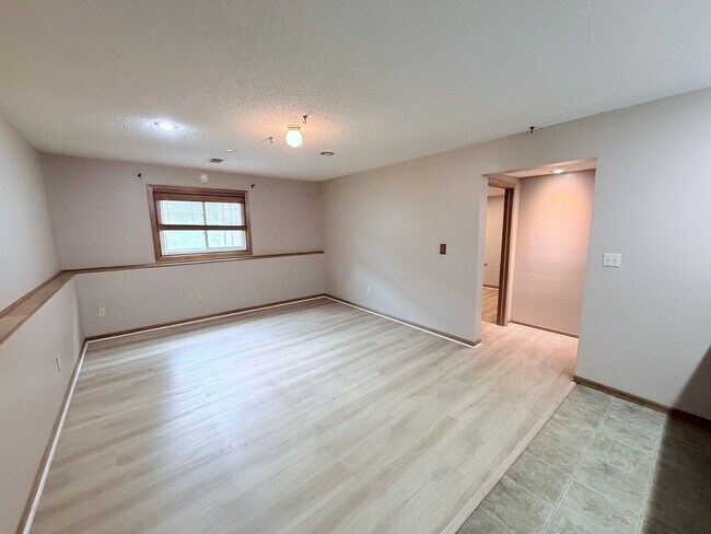 Building Photo - Versatile Oakdale Home Featuring 2 Kitchens, Sun Deck & Mother-in-Law Suite!