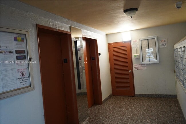 Building Photo - 2999 Point E Dr