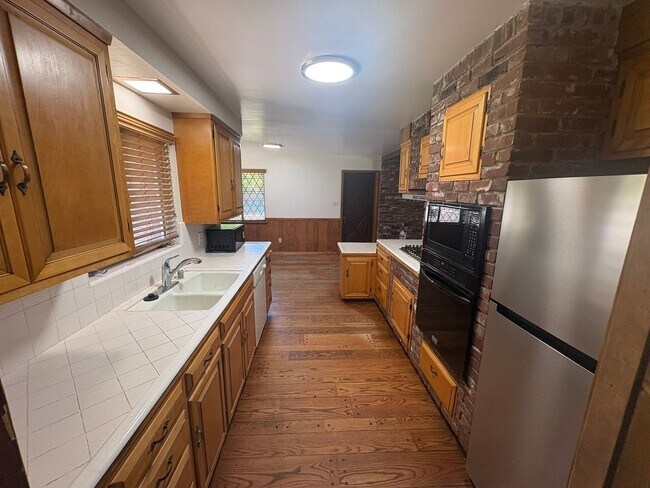 Building Photo - IMMEDIATE MOVE IN! Charming Vintage Sacramento 3 Bed / 1.5 Bath Home with Large Private Yard