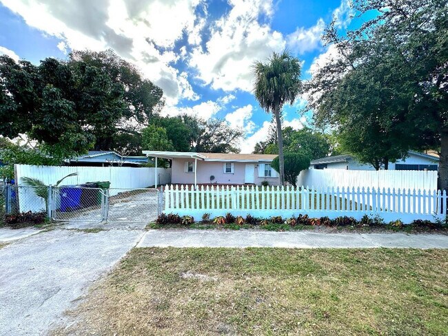 Building Photo - 525 NW 15th Terrace