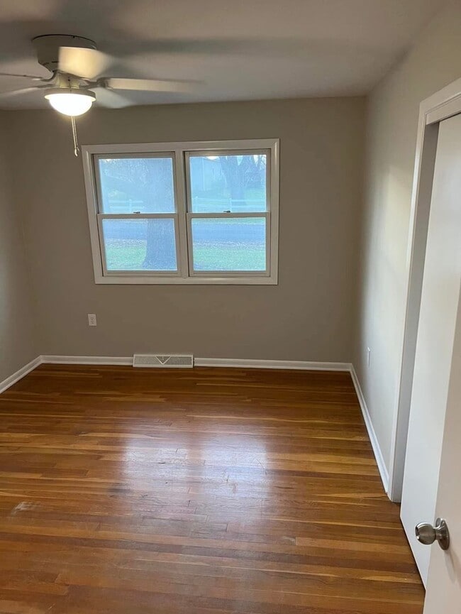 Building Photo - Spacious 4 Bed 1.5 Bath House
