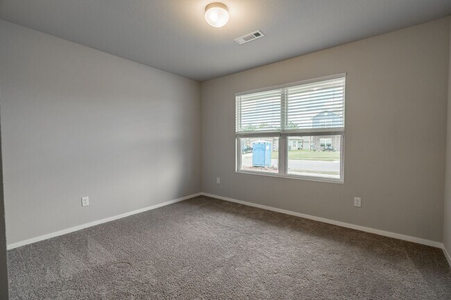 Building Photo - Large 4 Bedroom Home w/3 car Garage and Hu...