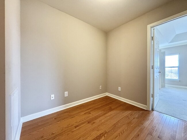 Building Photo - 1801 Brentwood Pointe