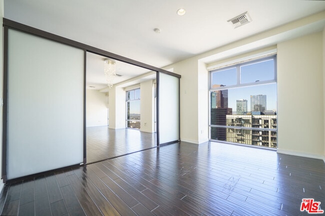 Building Photo - 801 S Grand Ave