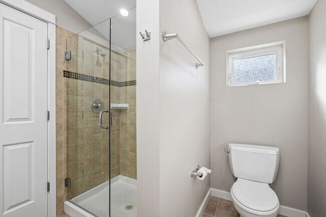 Building Photo - Immaculate Urban Townhome in Famed Alaska ...