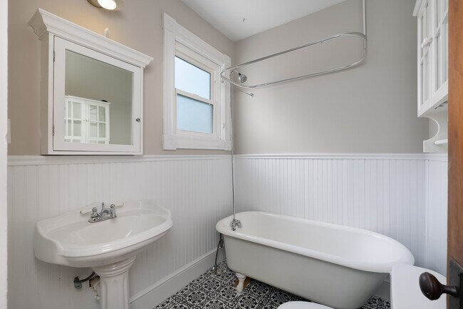 Building Photo - 2892 Markbreit Ave